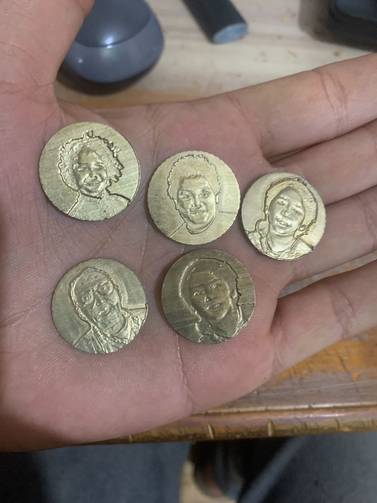 ③ قطع منقوشة بالآلة