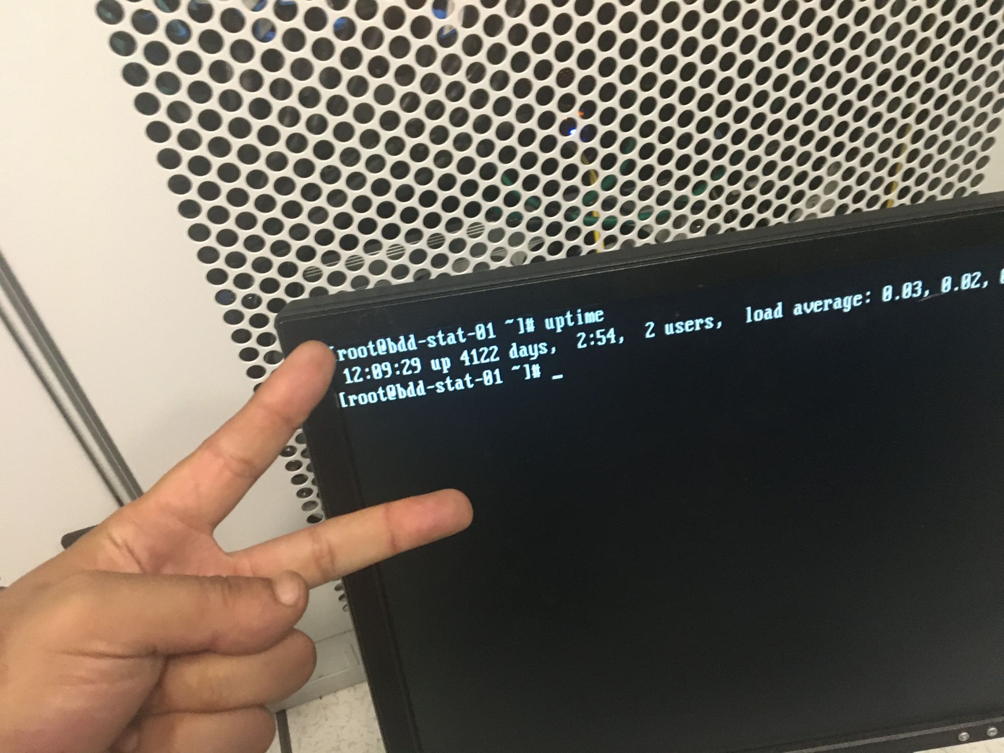 Compteur d'uptime à 4 122 jours — machine legacy base de données